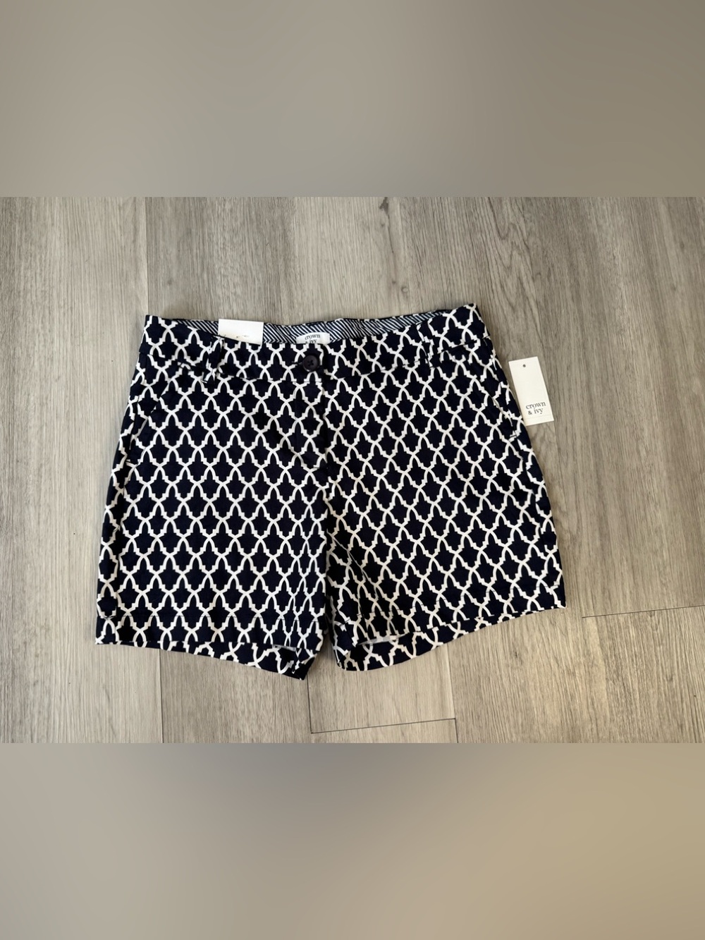 Crown And Ivy Women’s Navy Blue And White Geometric Pattern Chino Shorts 4 NWT